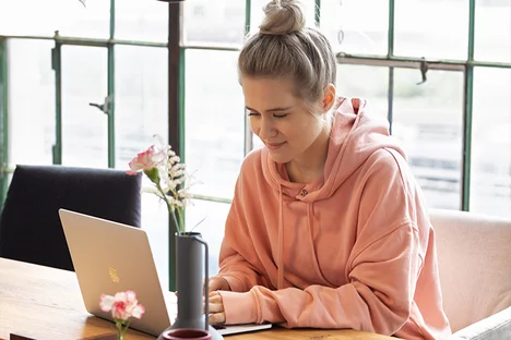 Customer shopping in the TEAM 7 online shop for care products, furniture glides and spare parts for customised natural wood furniture