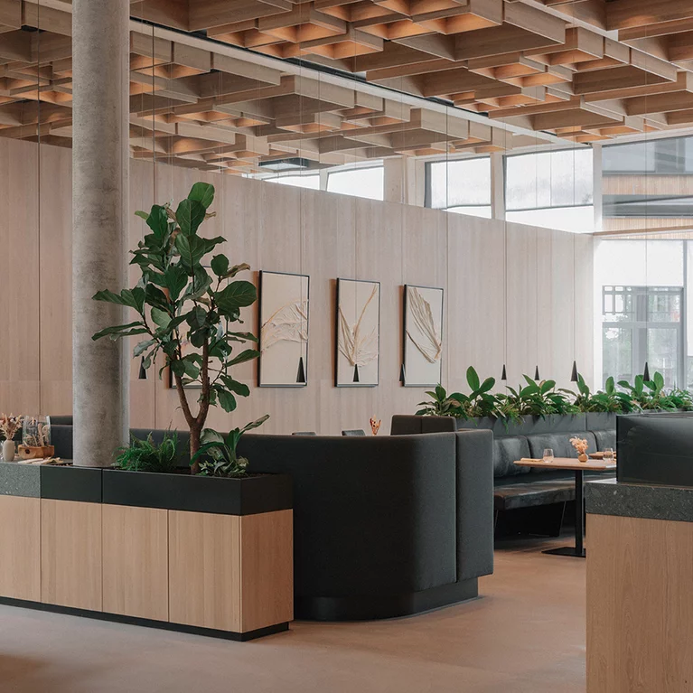 Sitznischen mit Textilbezug und Raumteilerelemente aus massiver Eiche und Keramik