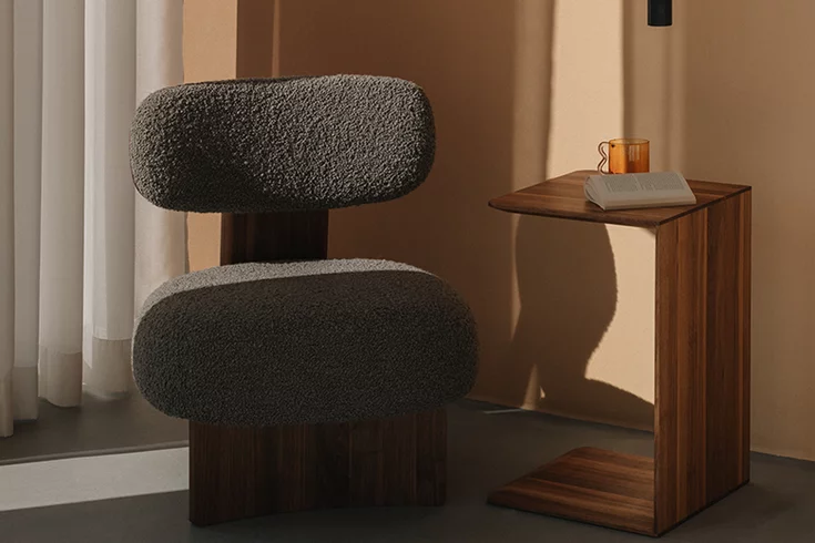 Beistelltisch clip mit dem Lounge Chair elliot in Nussbaum