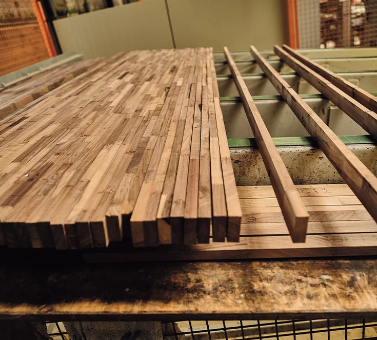 Cut wooden slats in solid walnut in the finishing process