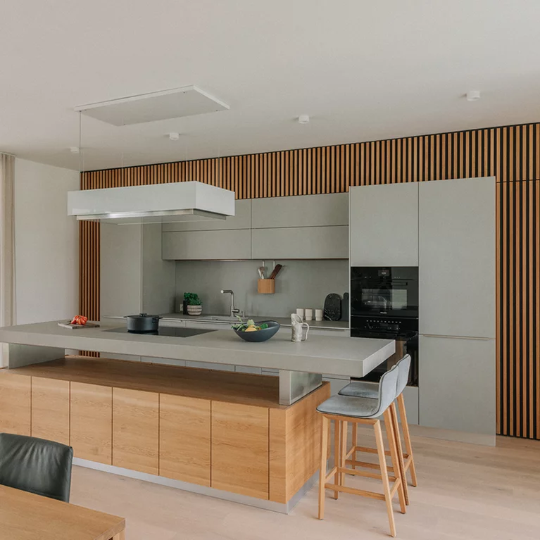 Modern k7 kitchen with height-adjustable worktop and ark bar stools in solid oak natural oil and ceramic