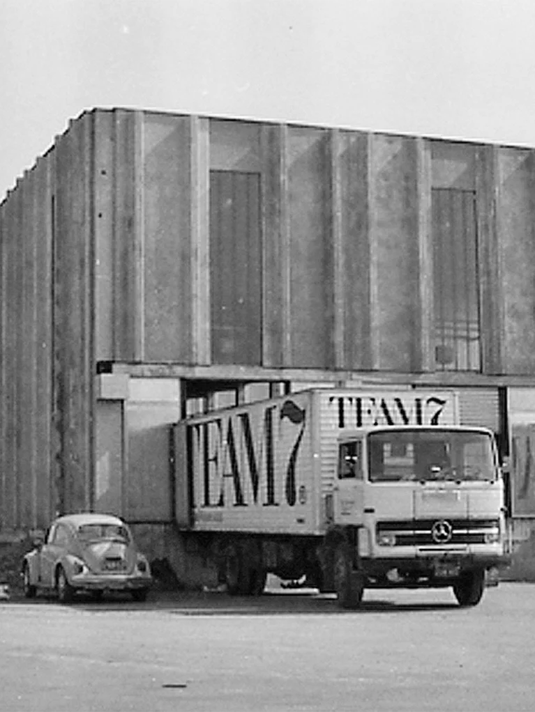 old black and white photo of a TEAM 7 lorry at a loading ramp at the TEAM 7 factory
