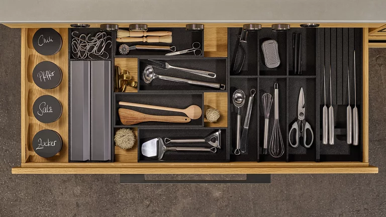 Massivholzlade mit Ladeneinteilung Lade in Eiche massiv mit moderner Ladeneinteilung