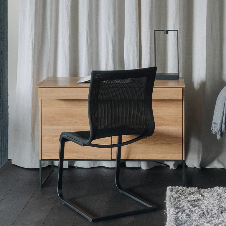 magnum stricktex cantilever chair with frame in matt black and filigno secretary in oak