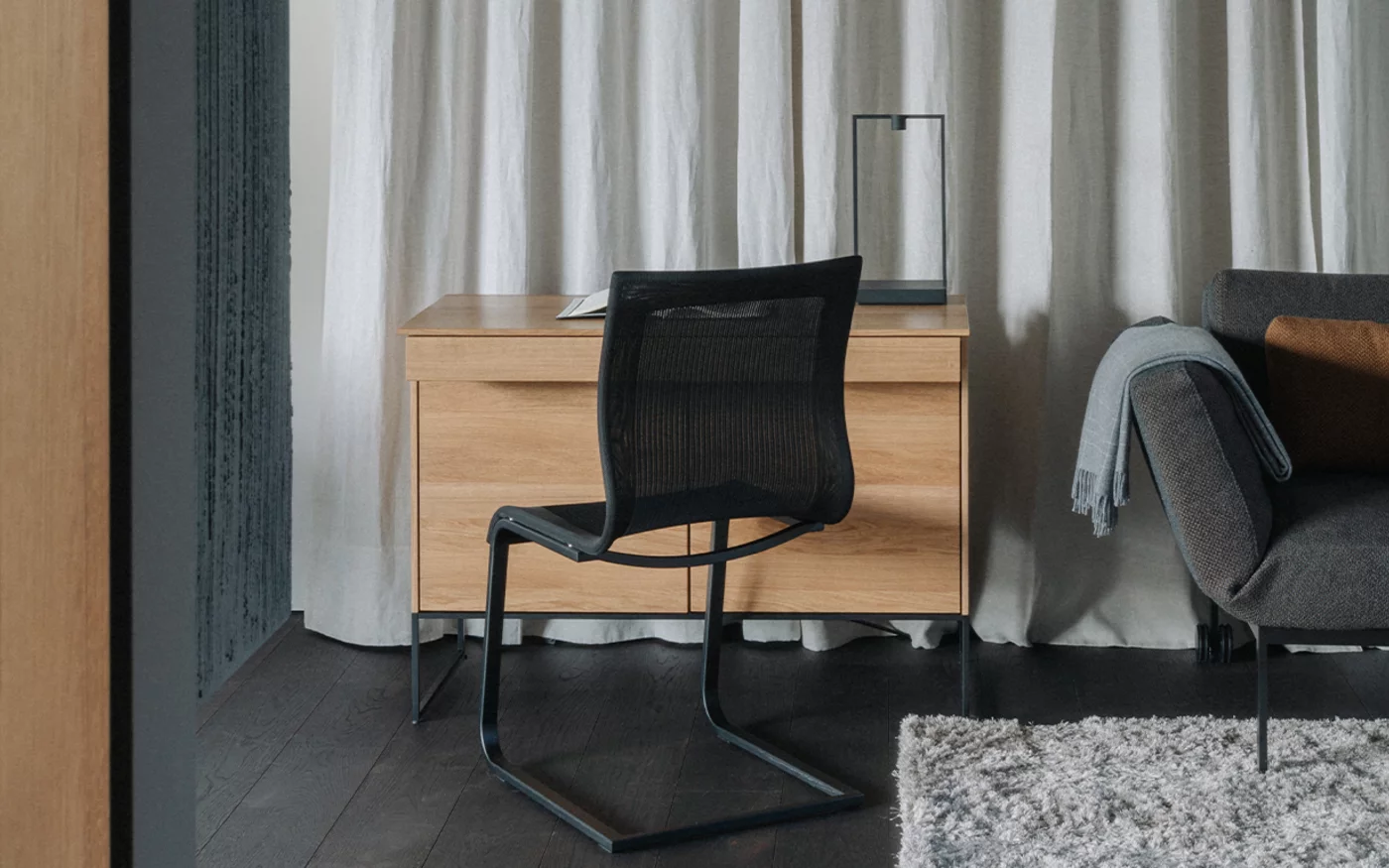 magnum stricktex cantilever chair with frame in matt black and filigno secretary in oak
