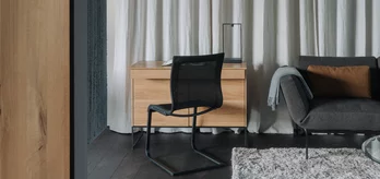 magnum Freischwinger Stricktex mit Gestell in schwarz matt und filigno Sekretär in Eiche