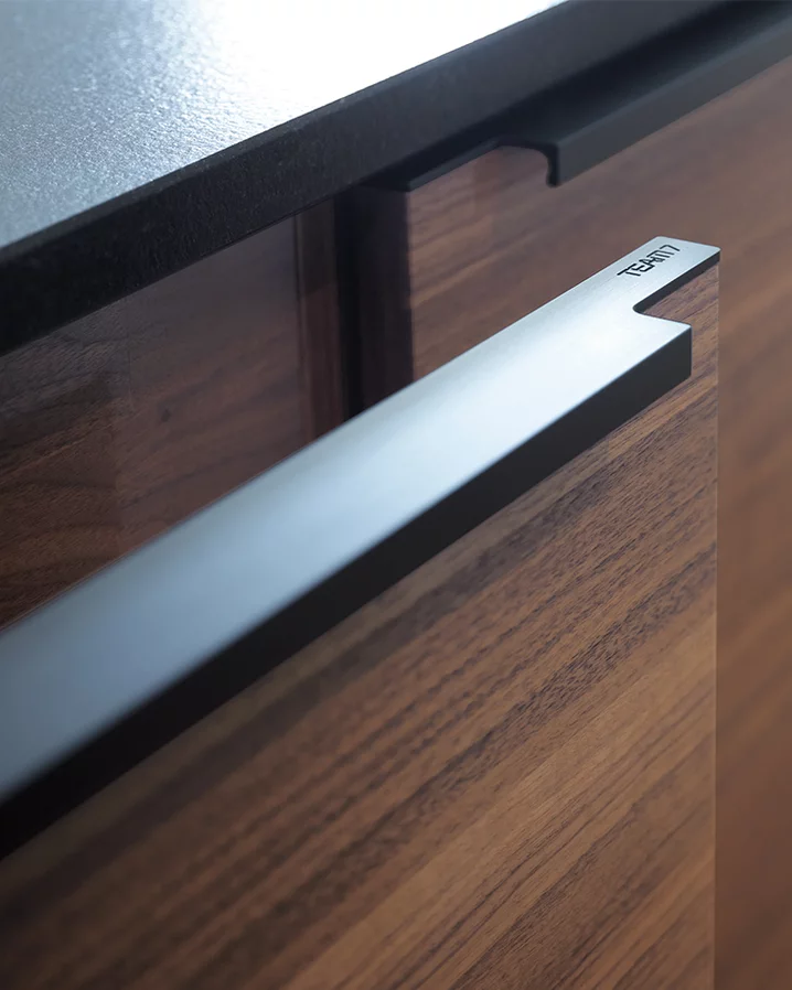walnut kitchen with handle profile and engraving, detailed view walnut kitchen black line with handle profile stainless steel finish black and TEAM 7 engraving, detailed view