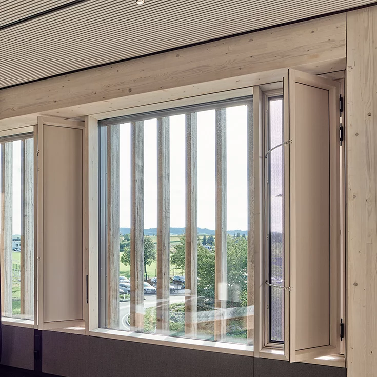 Innenansicht Fensterflächen mit Beschattungselementen und Lüftungsklappen im Büro der TEAM 7 Welt