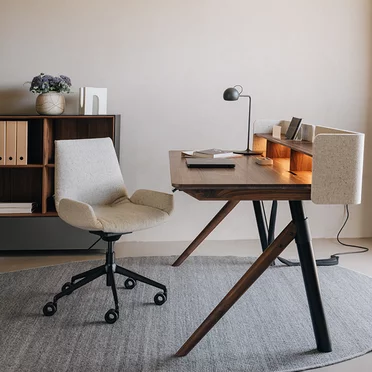 Bureau pisa en noyer avec chaise de bureau pivotante lui plus à roulettes et revêtement en tissu