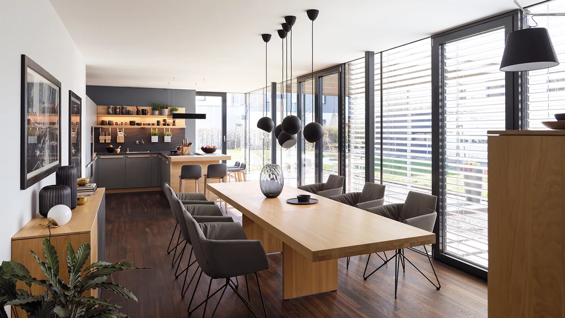 ausziehbarer Esstisch tema aus Massivholz in Eiche Weißöl mit grand lui Stühle