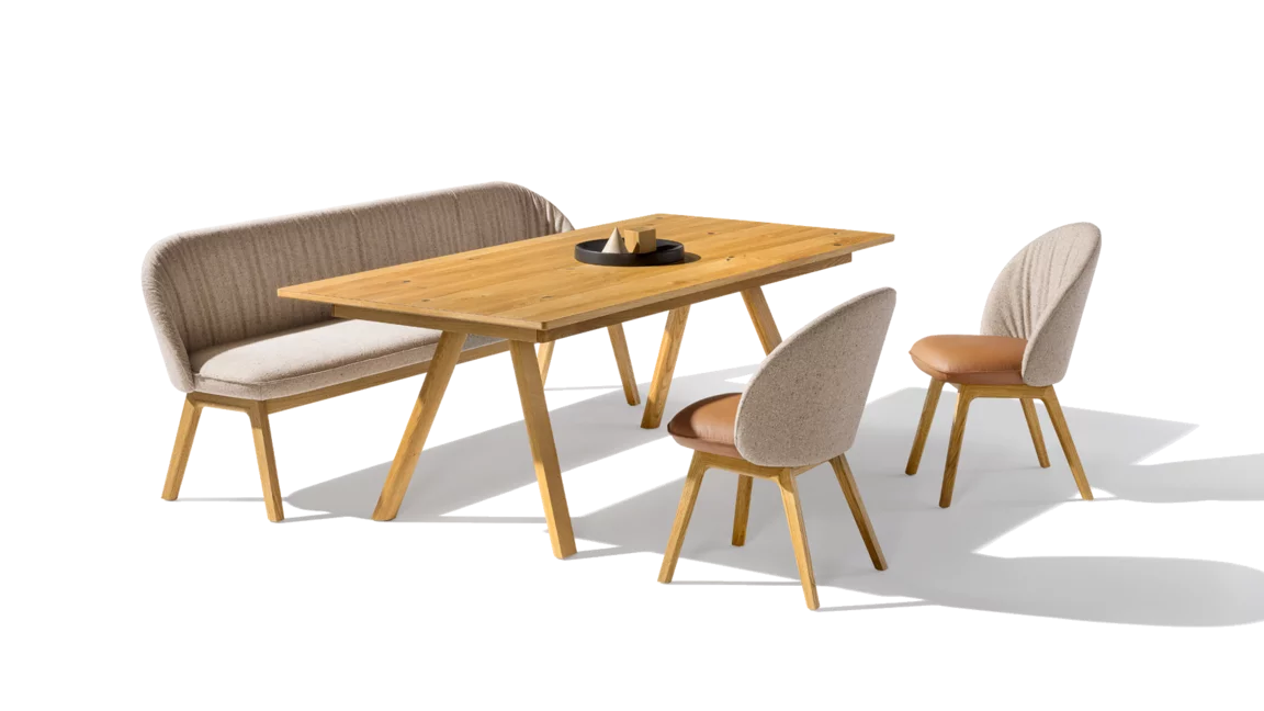 flor Esszimmerstühle aus Stoff Sitzschale und Stofflehne mit Holzgestell in Nussbaum und taso Esstisch massiv
