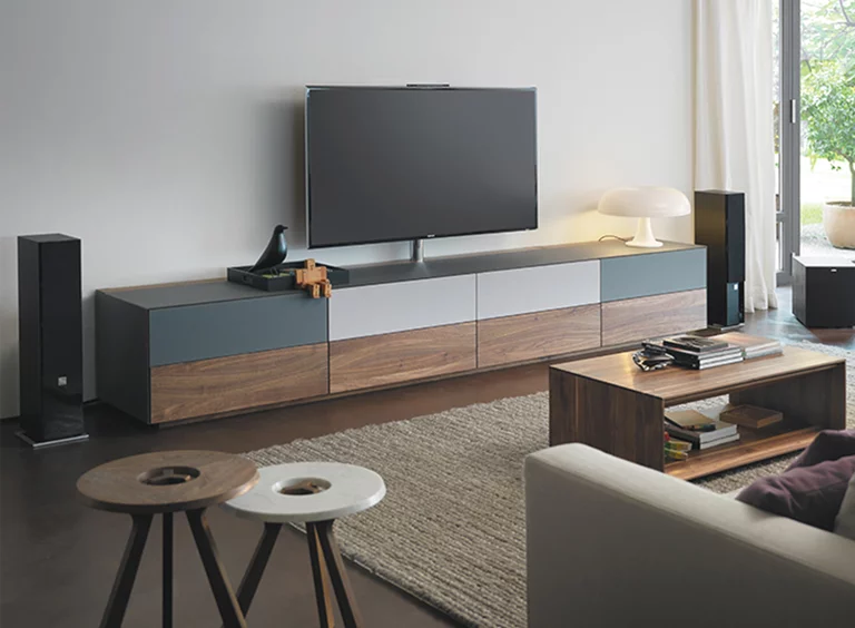 Home Entertainment in Nussbaum Vollholz mit Farbglasfronten, Stoffklappe und lux Couchtisch, Location