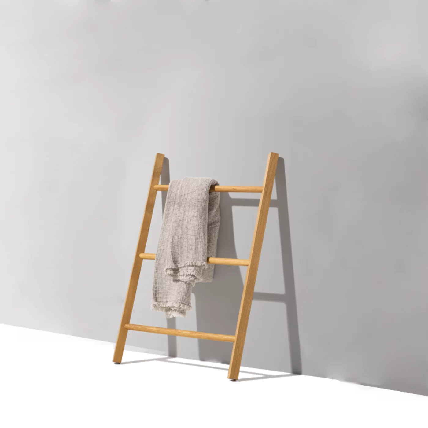 Leiter italic kurz in der Holzart Eiche