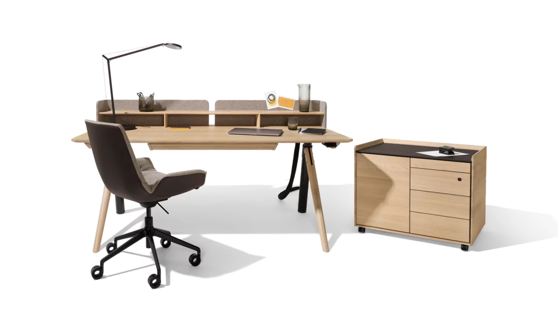 Homeoffice aus Rollcontainer und Schreibtisch mit Schreibtischstuhl Homeoffice aus pisa Rollcontainer mit Drehtür und Laden und Schreibtisch in Eiche Weißöl mit lui plus Bürodrehstuhl in Stoff und Leder