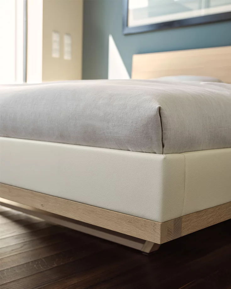 riletto Naturholzbett in Eiche Weißöl mit Lederbettseiten, Detailansicht