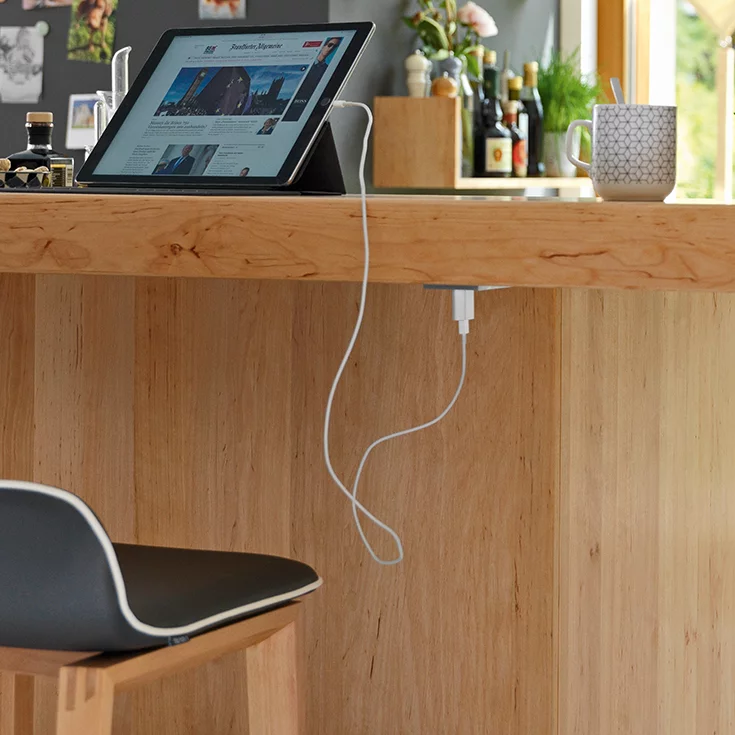 Küche l1 in Erle Barelement mit versteckter Steckdose und ark Barhocker, Detailansicht