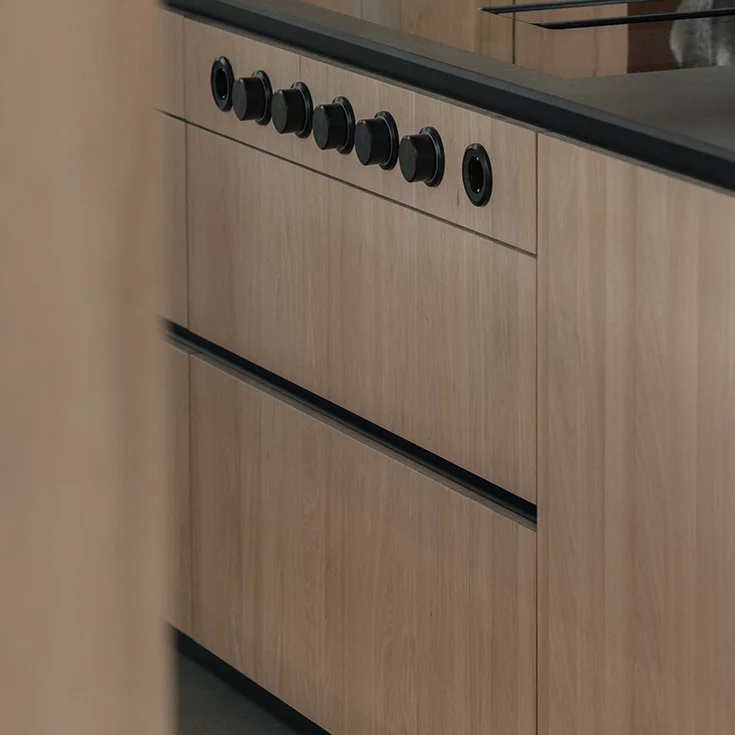 pur Küche aus Eiche Weißöl Massivholz mit Griffmulde in Edelstahl finish schwarz, Detailansicht