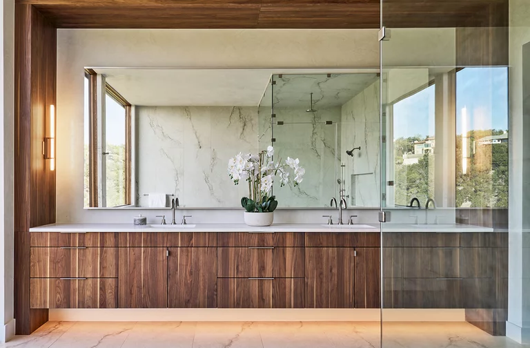 Generous washbasin made of solid walnut as a custom-made product – elegant design with natural grain for stylish bathrooms.