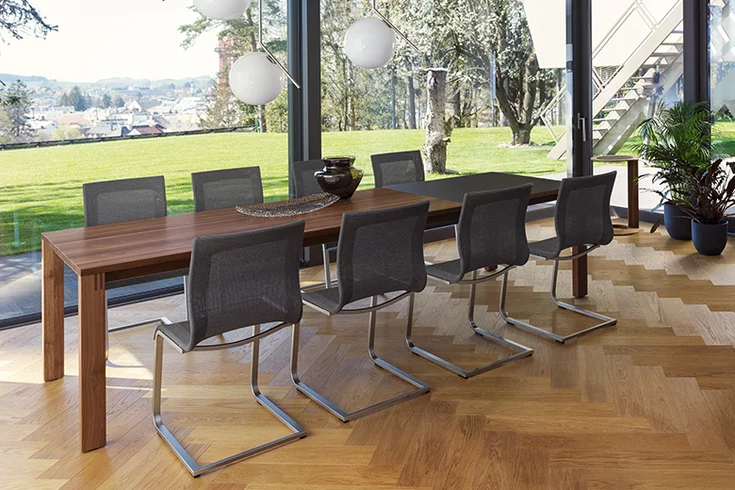 magnum Freischwinger Stühle mit glänzendem Gestell an magnum Esstisch in Nussbaum