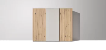 soft Schwebetürenschrank in Eiche Wild Weißöl mit Farbglasfront