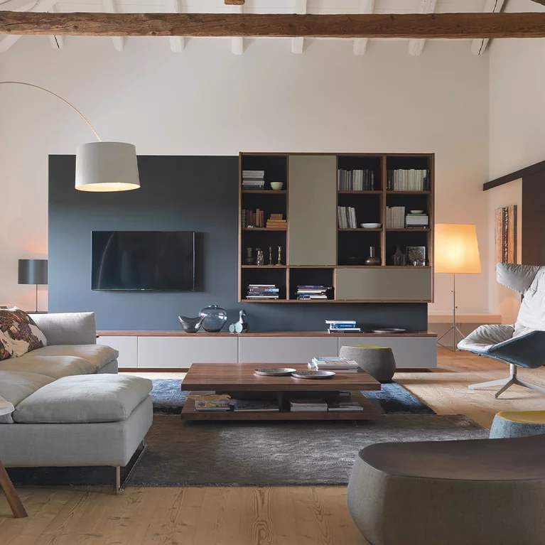 quadratischer Couchtisch c3 mit Stauraum aus Holz Nussbaum in einem modernen Wohnzimmer