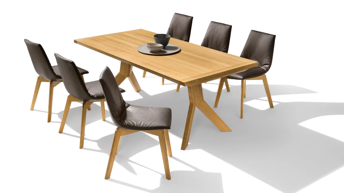Esstisch yps ausziehbar aus Vollholz in Eiche mit eleganten lui Stühlen