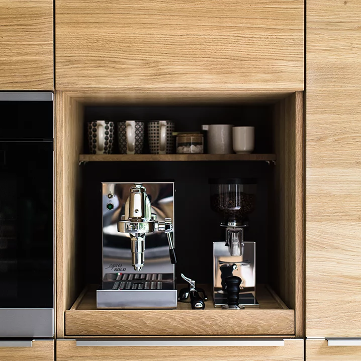 linee kitchen in oak with pull-out shelf and fronts with handle profiles in stainless steel finish
