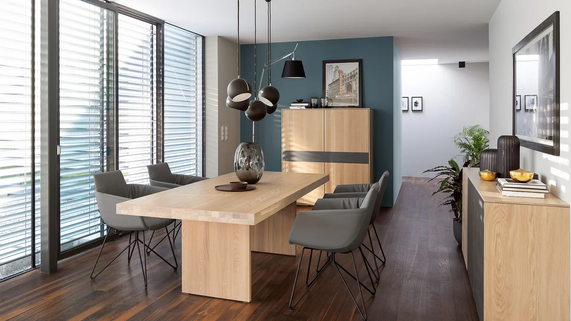 tema Esstisch ausziehbar aus Vollholz in der Holzart Eiche Weißöl mit eleganten Esszimmerstühlen