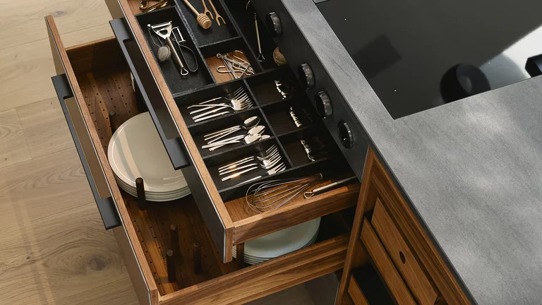 echt.zeit kitchen in solid walnut with large drawers, practical cutlery compartment and ceramic fronts