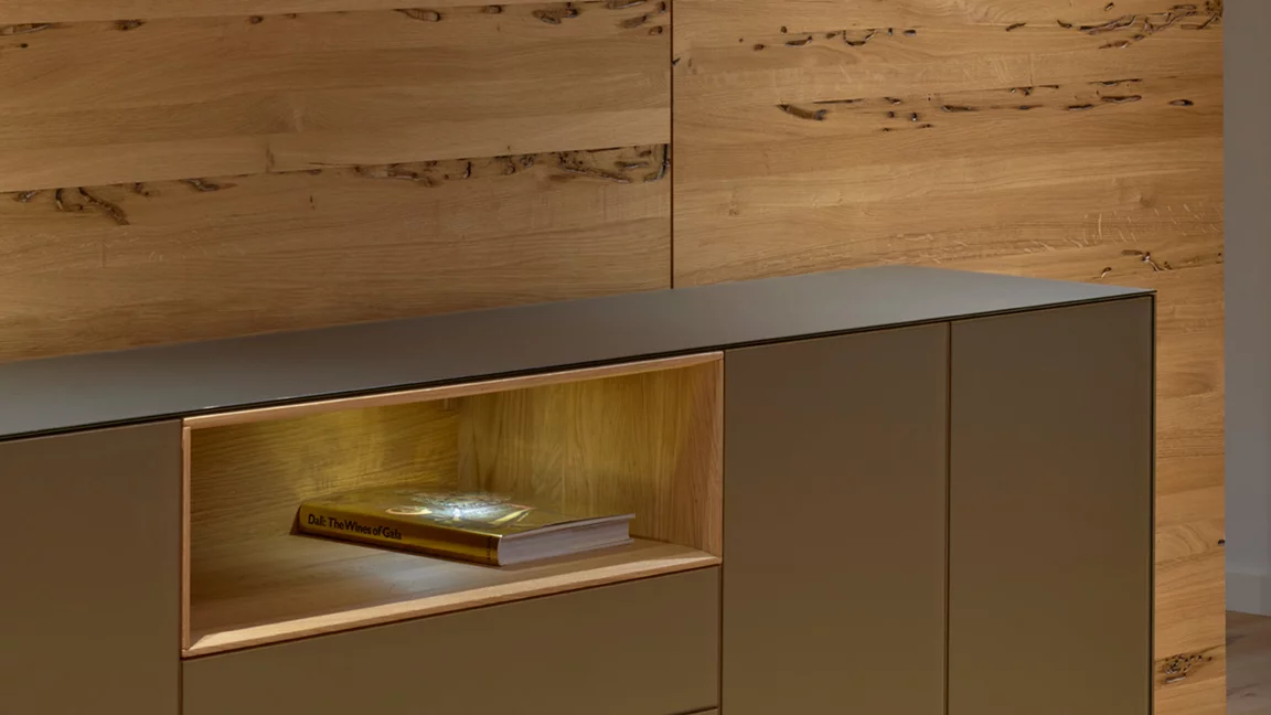 Sideboard mit Farbglas mit beleuchteter Holznische cubus pure Sideboard mit Farbglas-Ummantelung und beleuchteter Nische aus Eiche Massivholz