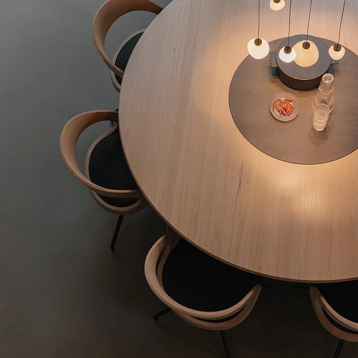 Esstisch miró rund aus Massivholz in der Holzart Eiche Weißöl mit integriertem Drehteller und bequemen girado Stühlen