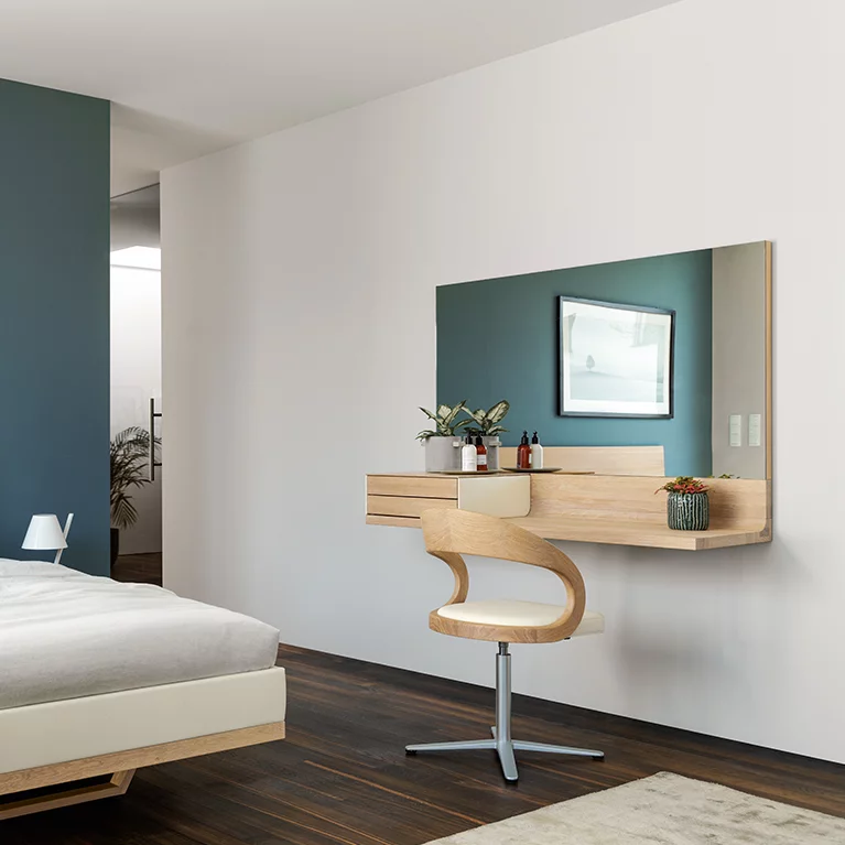 moderne Schminkkonsole aus Massivholz mit dem girado Stuhl moderne riletto Schminkkonsole in Eiche Weißöl mit dem girado Stuhl mit Fußkreuzgestell