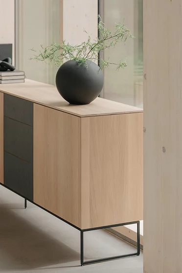 elliot Lounge Chair als Polsterstuhl mit Nimbus Stoff und Nussbaum