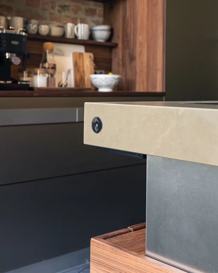 real wood kitchen k7 island in walnut with height-adjustable ceramic worktop, detailed view