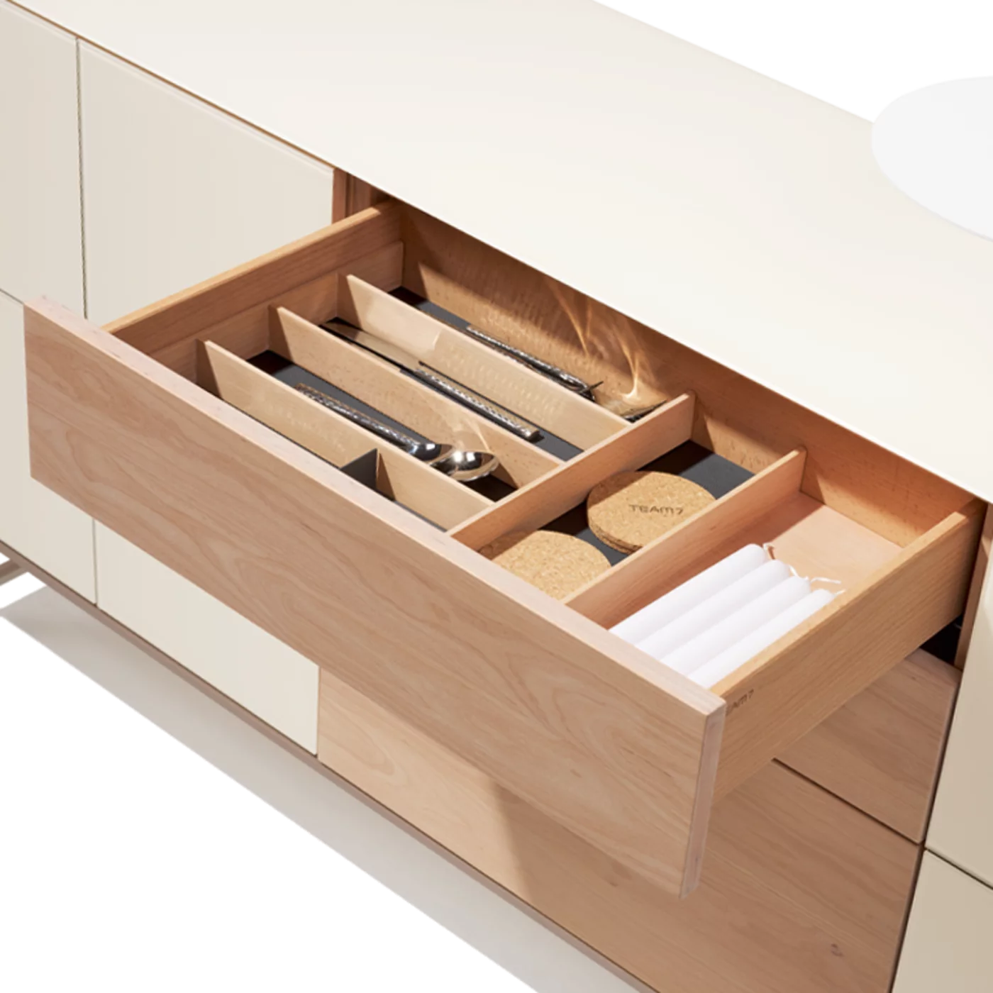 edle cubus pure Sideboard in Erle weißöl und Glas mit Metallrahmengestell, Detailbild