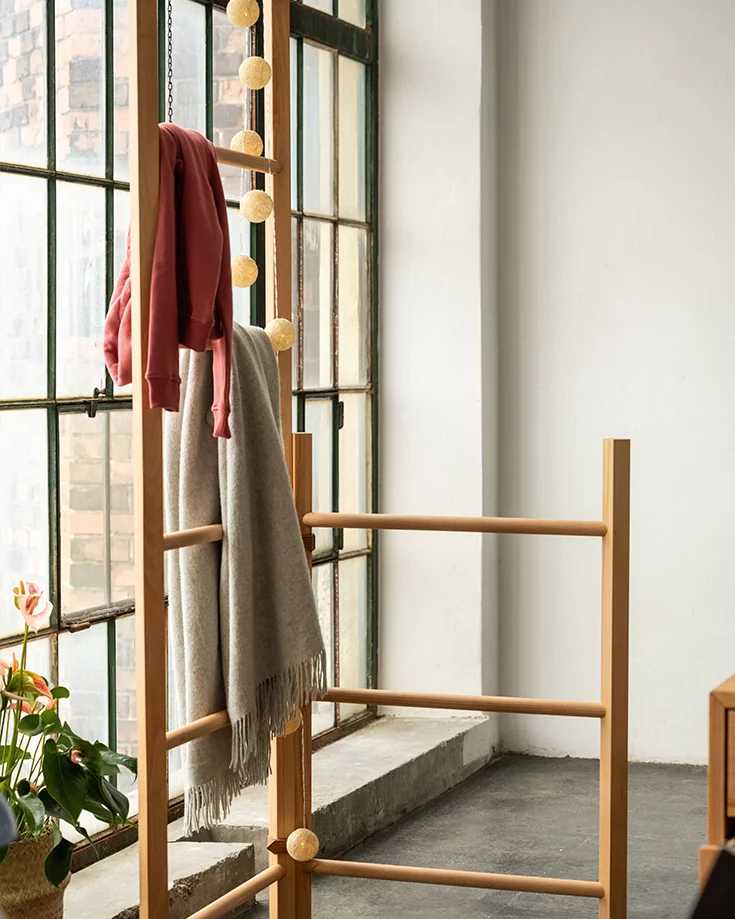 stylische und elegante italic Leitern verbunden in Kernbuche