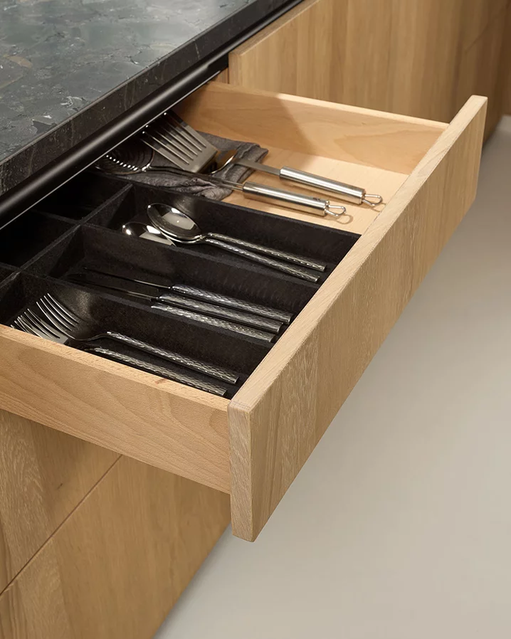 Echtholzküche pur in Eiche mit elegantem Innenleben OrganiQ Besteckeinsätze