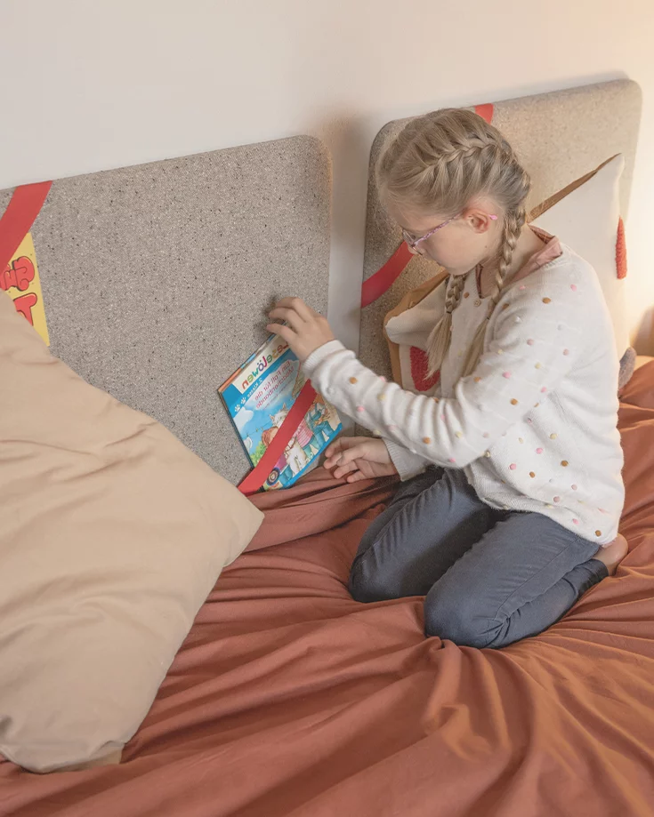 Tandemliege kids aus Holz mit praktischen Stoffpaneelen und feuerroten Gummibändern