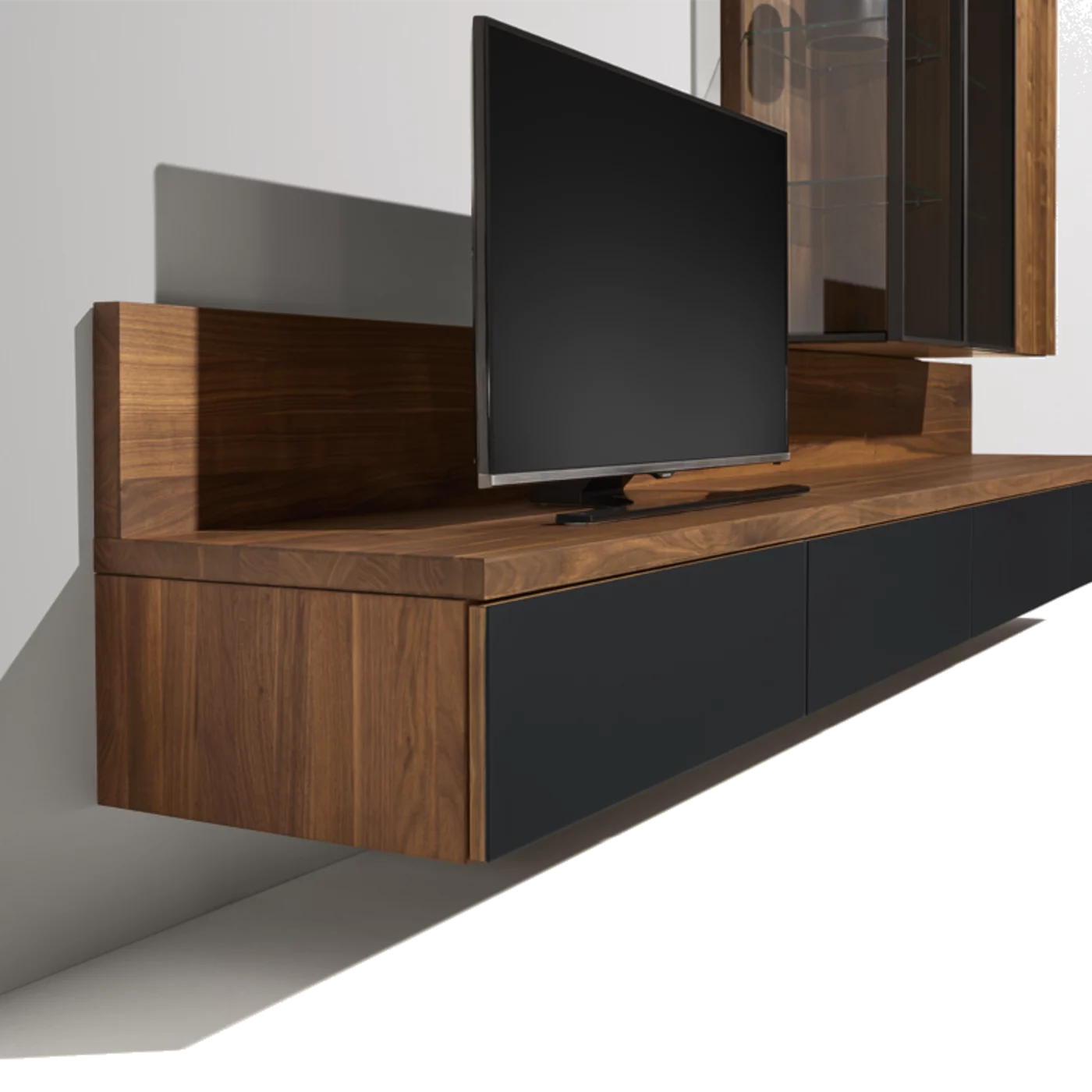 hängende cubus Wohnwand in Nussbaum massiv mit Farbglas schwarz