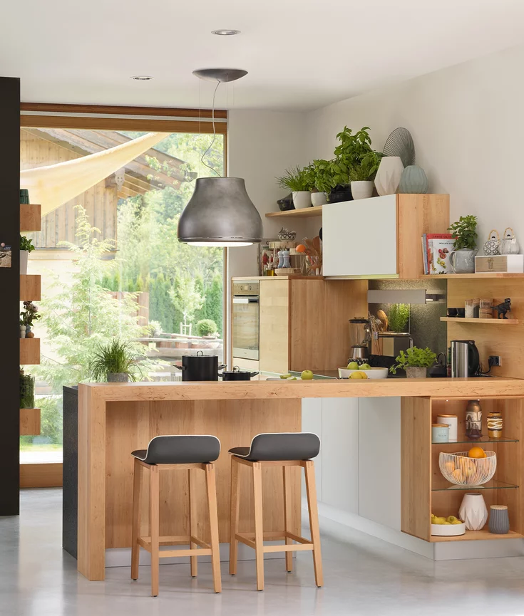 l1 solid wood kitchen with coloured glass fronts in matt white and bar element with ark bar stool