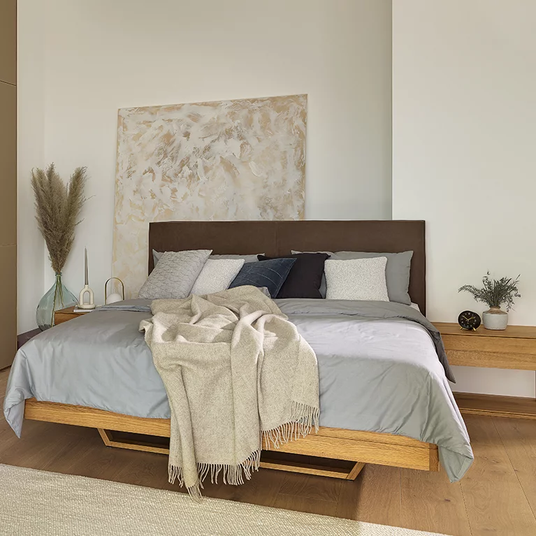 float Massivholzbett Eiche mit Lederkopfhaut passend mit dem Drehtürenschrank in Eiche mit Farbglas