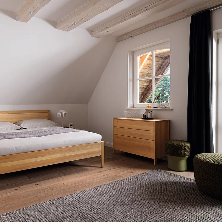 Holzkommode in Erle mit dem sesam Massivholzbett Holzkommode sesam in Erle mit dem sesam Massivholzbett