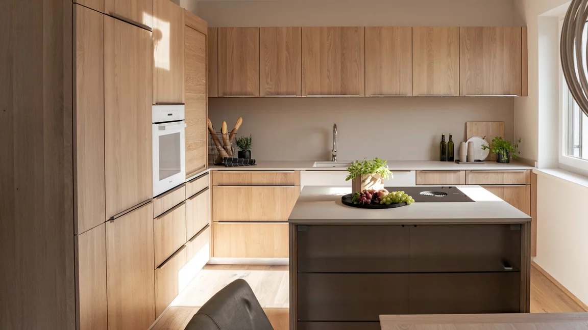 Custom-made linee kitchen with cooking island in solid oak with white oil