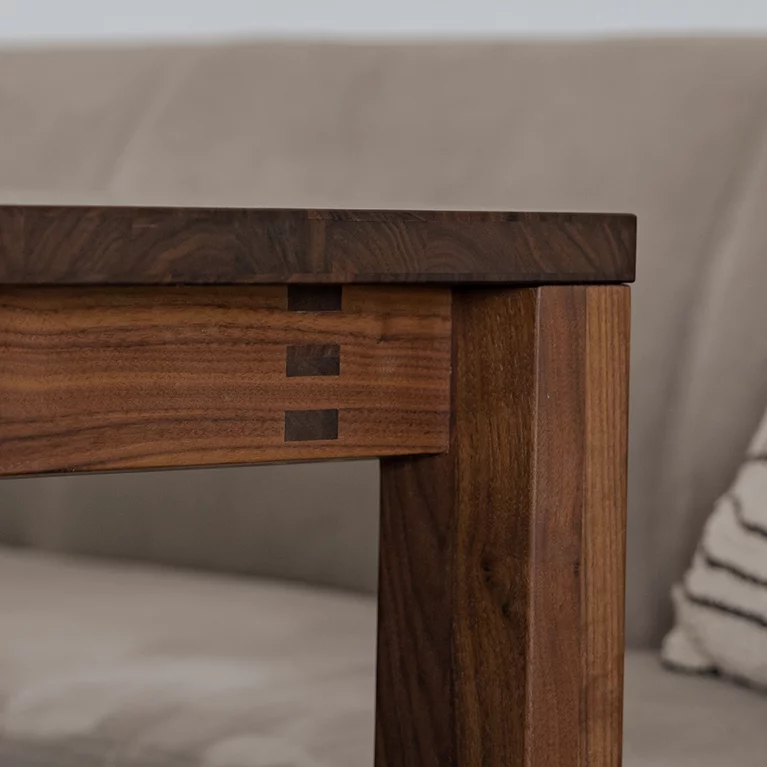 Detailansicht einer Holzverbindung beim magnum Esstisch gefertigt in österreichischer Handwerkskunst Detailansicht einer Holzverbindung beim magnum Esstisch gefertigt in österreichischer Handwerkskunst