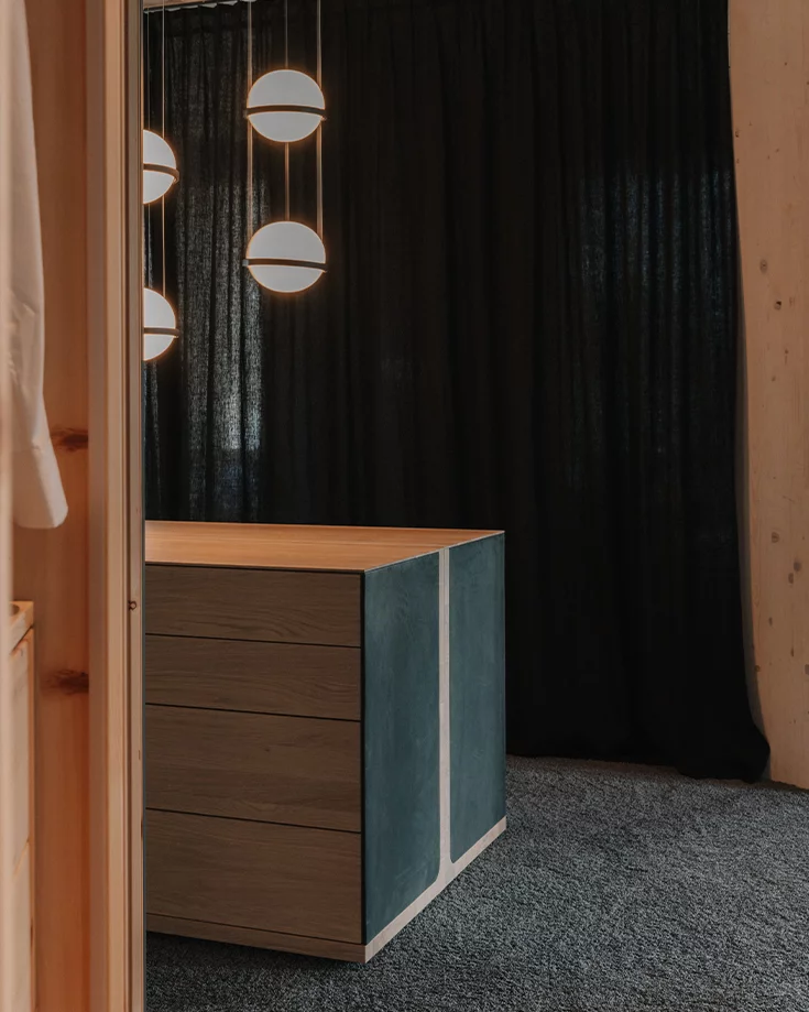 elegante Holzkommode riletto in Eiche mit Lederseitenteilen