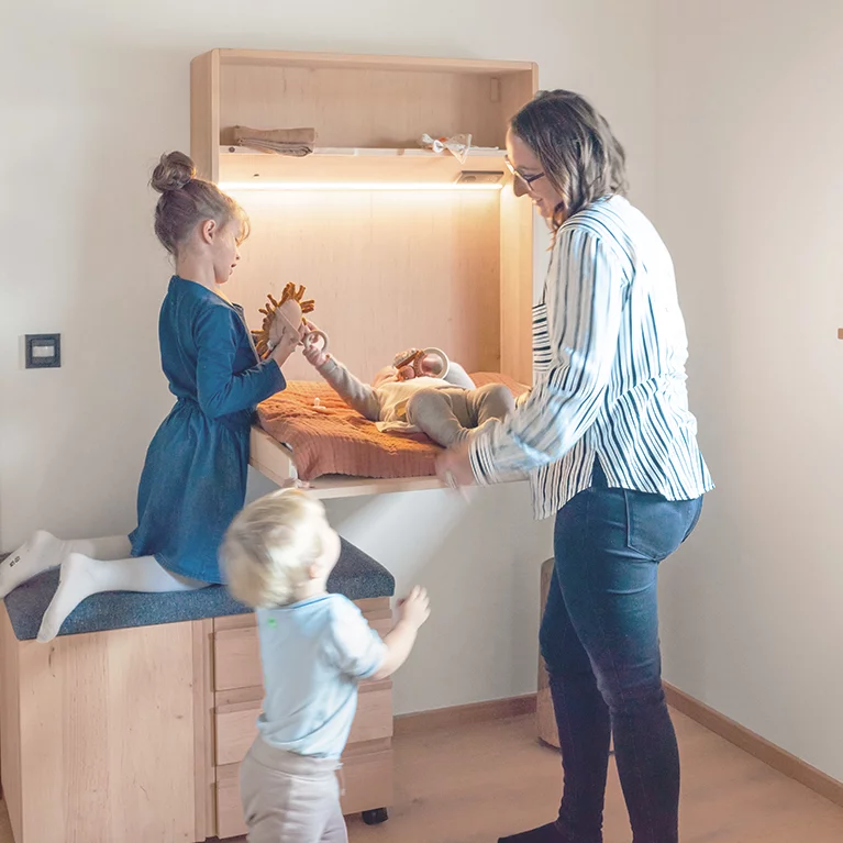 kids Wandmodul in Erle Weißöl Naturholz mit integrierter Beleuchtung und Steckdose passend mit dem Rollcontainer gepolstert