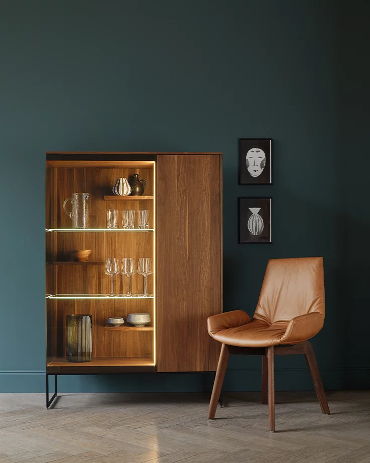 Polsterstuhl Leder lui plus mit Holzgestell in Nussbaum und filigno Highboard