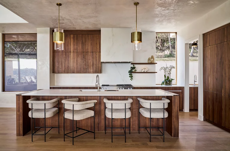 Moderne Nussbaum-Massivholzküche mit senkrechter Maserung und klarer Linienführung – hochwertiges Design für stilvolle Wohnräume. Moderne linee Nussbaum-Massivholzküche mit senkrechter Maserung und klarer Linienführung – hochwertiges Design für stilvolle Wohnräume.