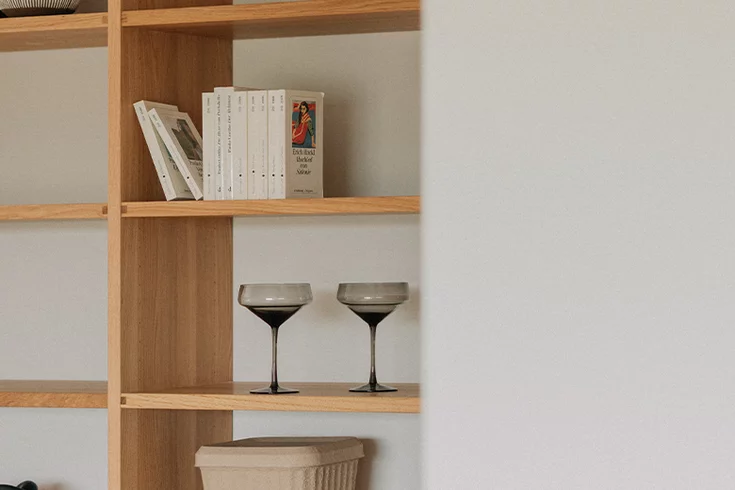 cubus wall shelf in solid oak with wooden shelf, detailed view