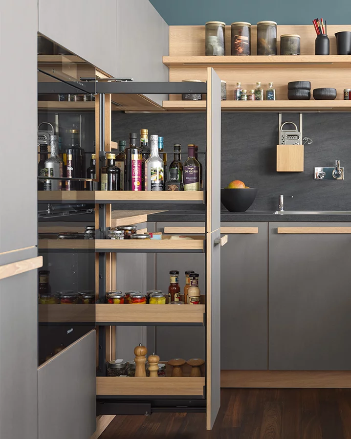 cera line Holzküche in Eiche Weißöl Hochschrank mit Apothekerauszug mit Reling aus Holz